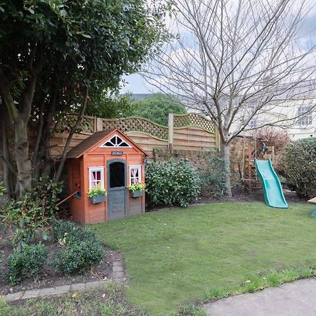 Beautiful 4 Bedroom Home チェルトナム エクステリア 写真