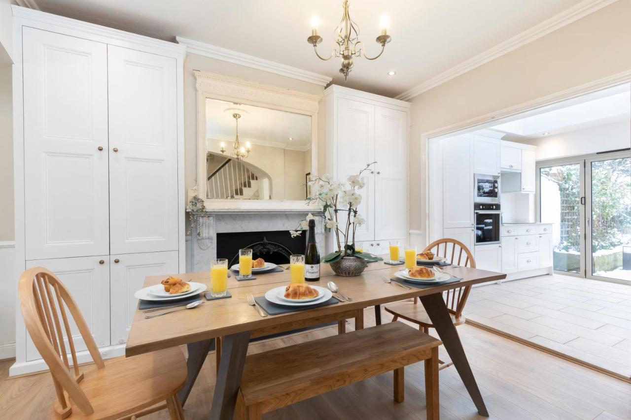 Beautiful 4 Bedroom Home チェルトナム エクステリア 写真