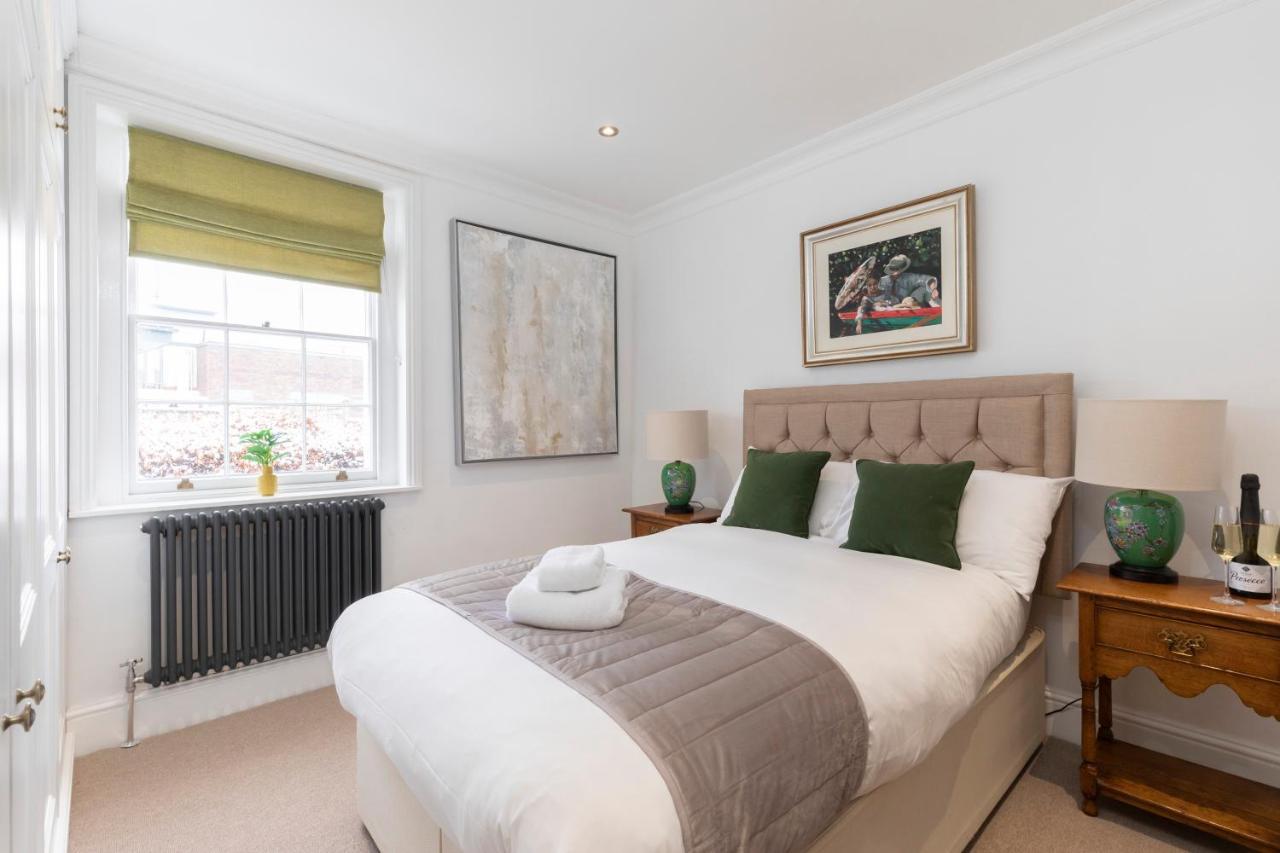 Beautiful 4 Bedroom Home チェルトナム エクステリア 写真