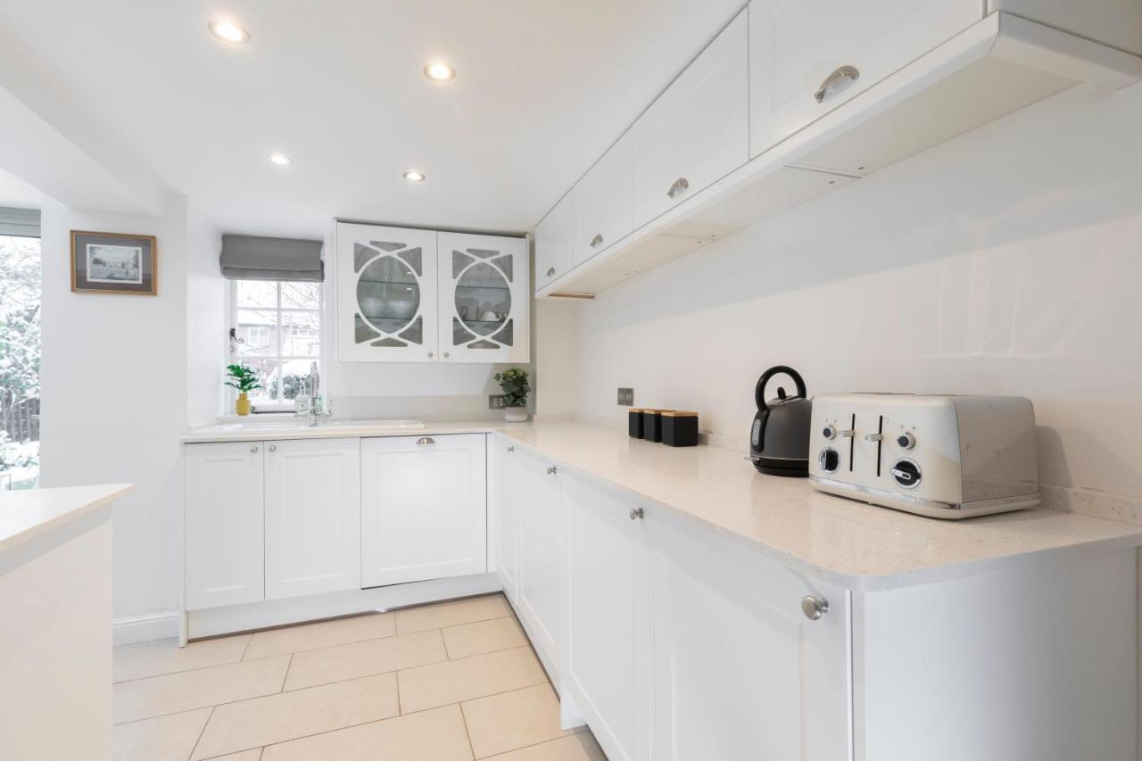 Beautiful 4 Bedroom Home チェルトナム エクステリア 写真