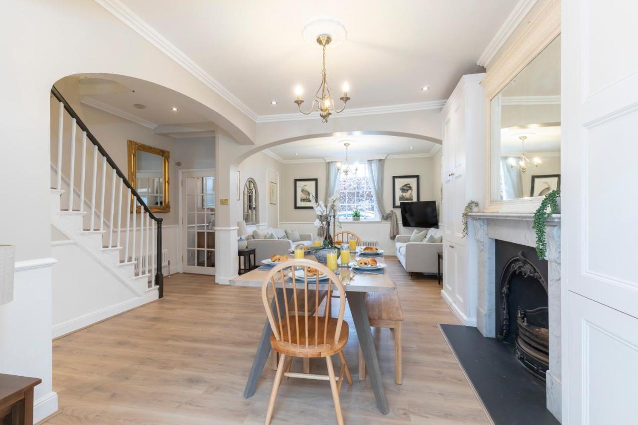Beautiful 4 Bedroom Home チェルトナム エクステリア 写真