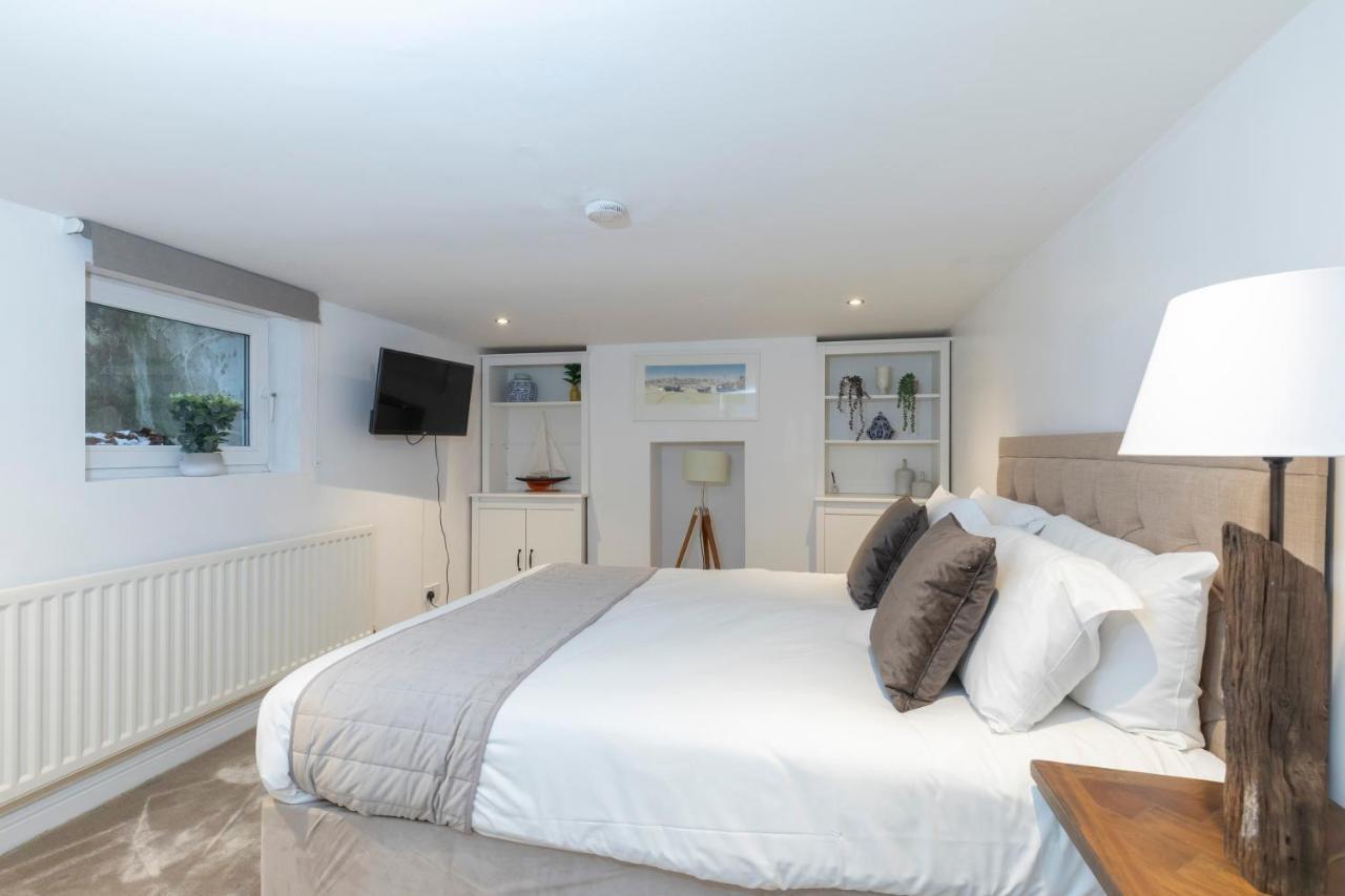 Beautiful 4 Bedroom Home チェルトナム エクステリア 写真