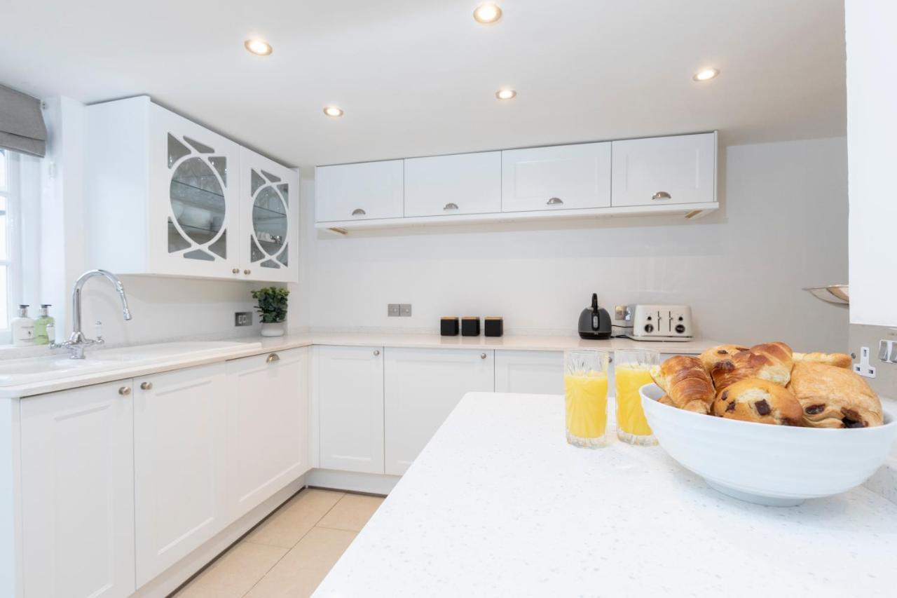 Beautiful 4 Bedroom Home チェルトナム エクステリア 写真