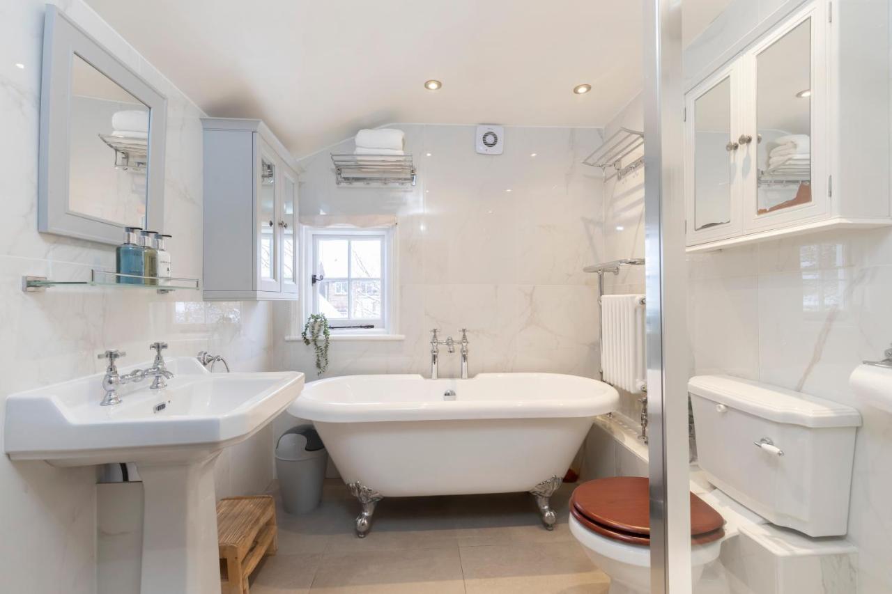 Beautiful 4 Bedroom Home チェルトナム エクステリア 写真