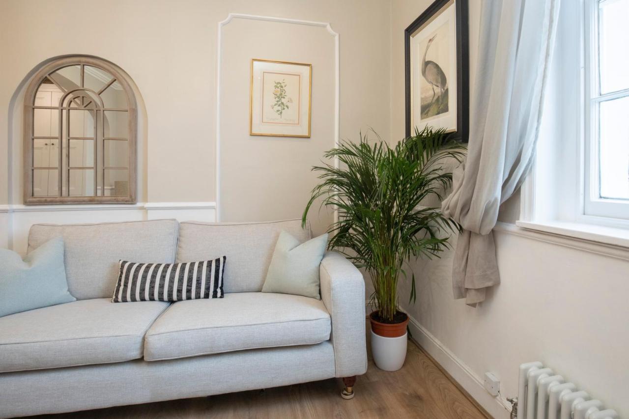 Beautiful 4 Bedroom Home チェルトナム エクステリア 写真
