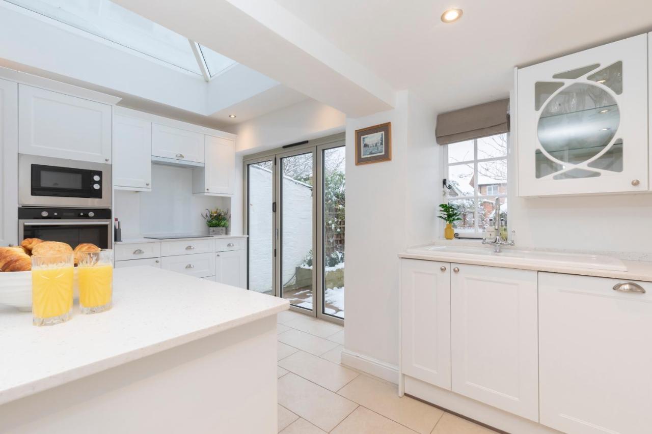 Beautiful 4 Bedroom Home チェルトナム エクステリア 写真