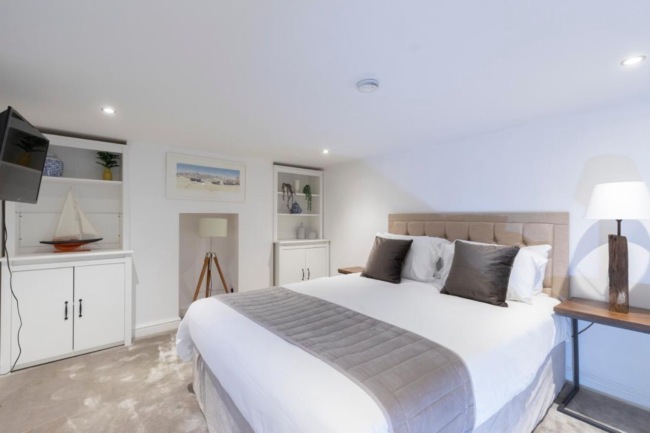 Beautiful 4 Bedroom Home チェルトナム エクステリア 写真