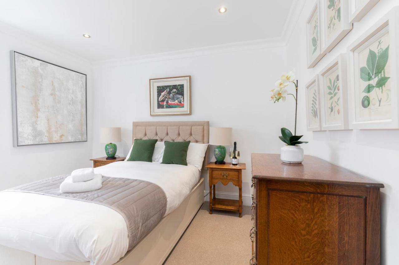 Beautiful 4 Bedroom Home チェルトナム エクステリア 写真