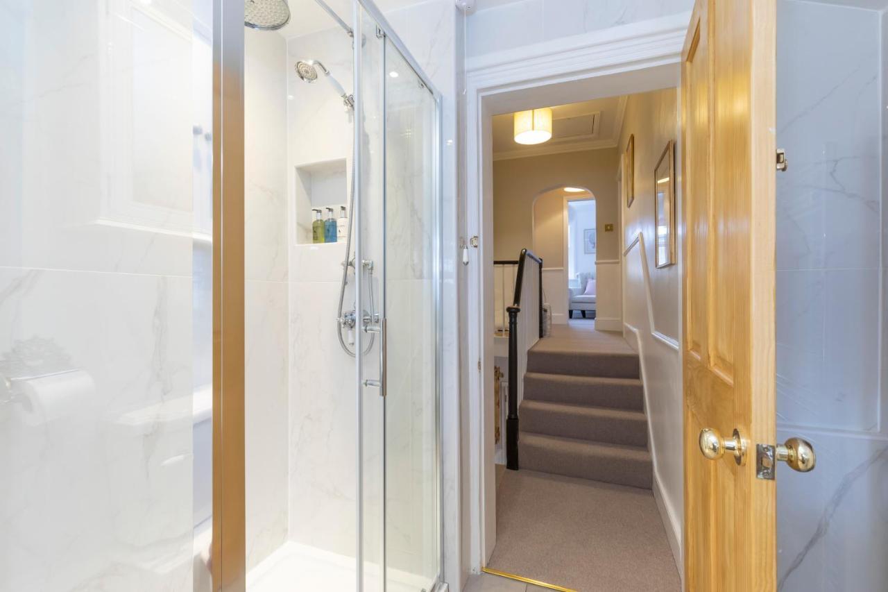 Beautiful 4 Bedroom Home チェルトナム エクステリア 写真
