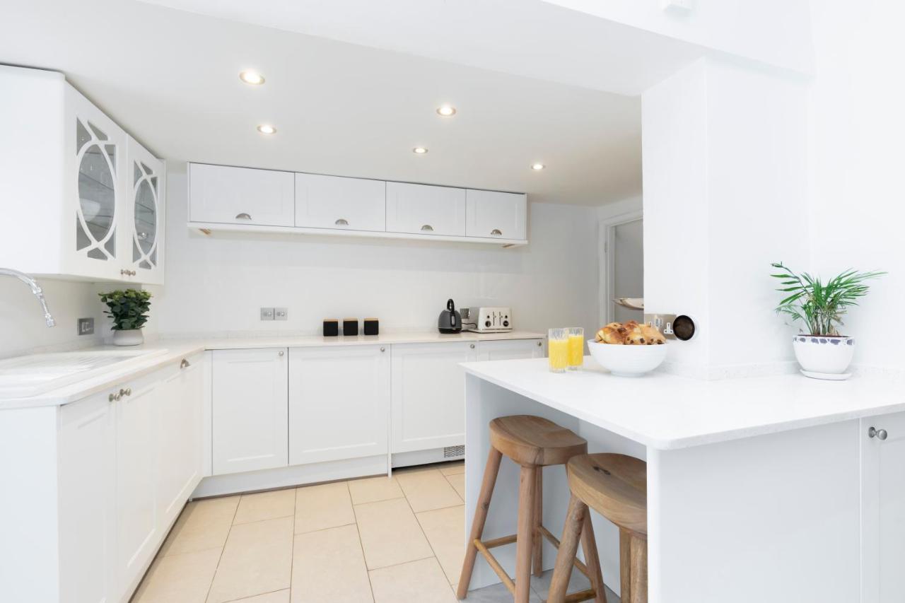 Beautiful 4 Bedroom Home チェルトナム エクステリア 写真