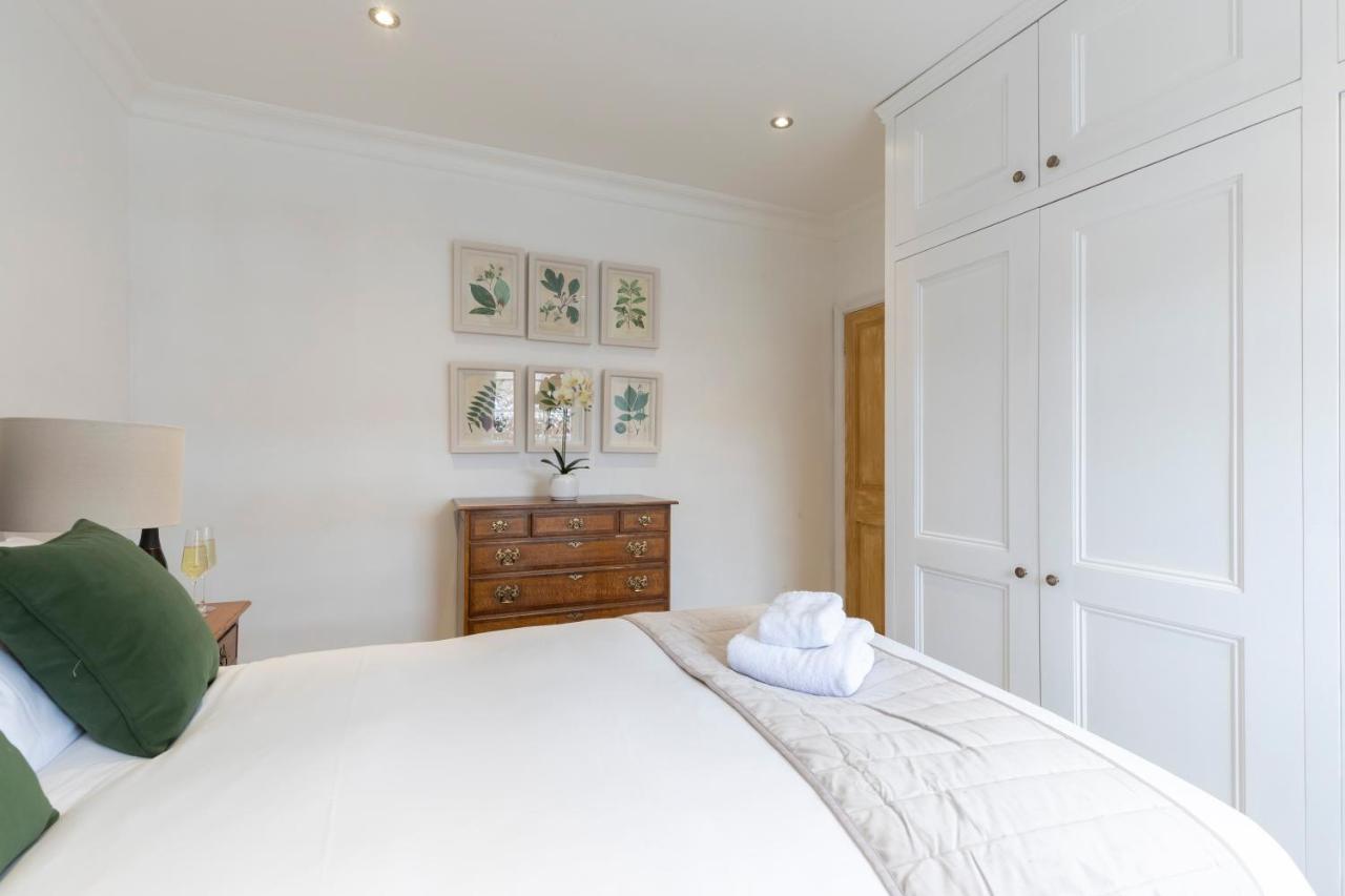 Beautiful 4 Bedroom Home チェルトナム エクステリア 写真