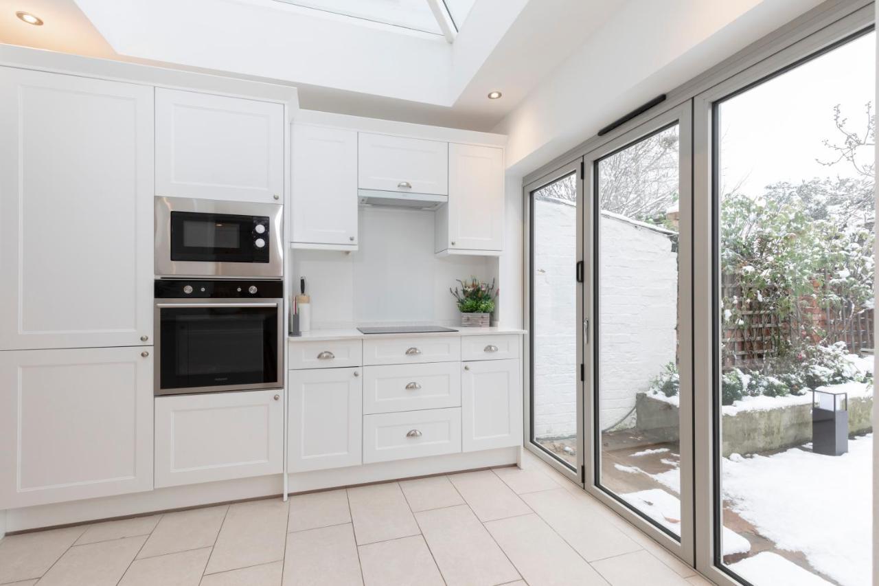 Beautiful 4 Bedroom Home チェルトナム エクステリア 写真