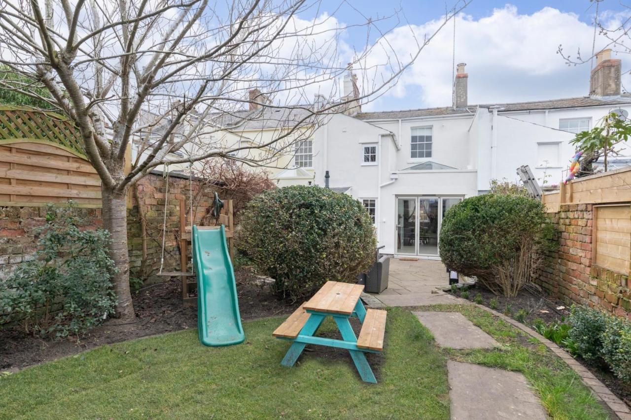 Beautiful 4 Bedroom Home チェルトナム エクステリア 写真