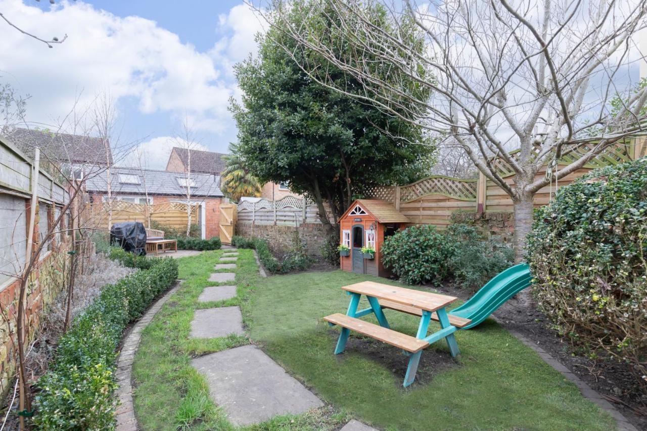 Beautiful 4 Bedroom Home チェルトナム エクステリア 写真